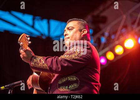 Mitglied der Gruppe mariachi Mariachi Los Campero Gitarre spielen auf der Bühne des National Folk Festival in Salisbury, MD Stockfoto