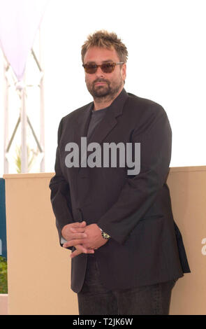 CANNES, Frankreich. Mai 10, 2000: Regisseur Luc Besson, Präsident der Jury, bei den Filmfestspielen von Cannes heute. © Paul Smith/Featureflash Stockfoto