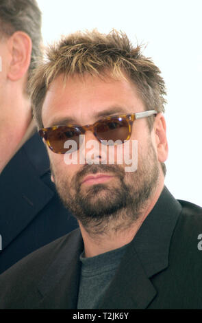 CANNES, Frankreich. Mai 10, 2000: Regisseur Luc Besson, Präsident der Jury, bei den Filmfestspielen von Cannes heute. © Paul Smith/Featureflash Stockfoto