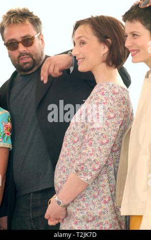 CANNES, Frankreich. Mai 10, 2000: Cannes jury Mitglied KRISTIN SCOTT - Thomas mit dem Regisseur Luc Besson, Präsident der Jury, bei den Filmfestspielen von Cannes heute. © Paul Smith/Featureflash Stockfoto