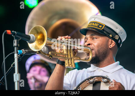 Mitglied aus TremŽ Brass Band, New Orleans Brass Band, spielt Trompete auf der Bühne des National Folk Festival in Salisbury, MD Stockfoto