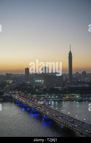 Kairo, Ägypten: Kairo Tower und der Qasr el Nil Bridge bei Sonnenuntergang. Auf Gezira Insel im Nil, der Turm ist der höchste Struktur in Ägypten. Stockfoto