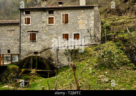 Italienische Berg Haus aus Stein mit Wasser Rad Stockfoto