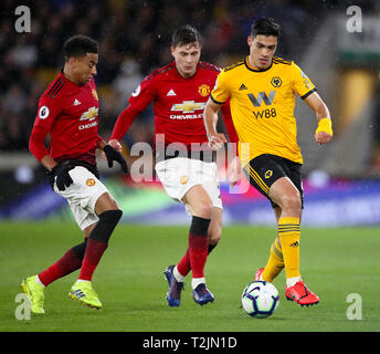 Wolverhampton Wanderers" Ruben Neves (rechts) beim Kampf um den Ball mit dem Manchester United Jesse Lingard (links) und Victor Lindelof von Manchester United in der Premier League Spiel im Molineux Stadium, Wolverhampton. Stockfoto