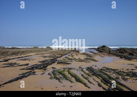 Klippen in Praia da Fateixa. Arrifana Atlantik Küste in der Algarve, im Süden Portugals. Stockfoto