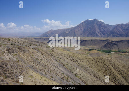 Yeranos Bergkette in der Nähe von Azat Reservoir in Jerewan, Armenien. Stockfoto