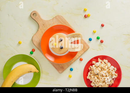 Lustige Häschen Pfannkuchen mit Früchten zu Ostern Frühstück Kinder Stockfoto