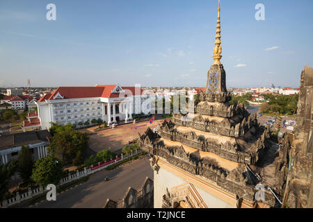 Blick über Vientiane von oben Der patuxai Vientiane Victory Monument (Triumphbogen), Vientiane, Laos, Südostasien Stockfoto