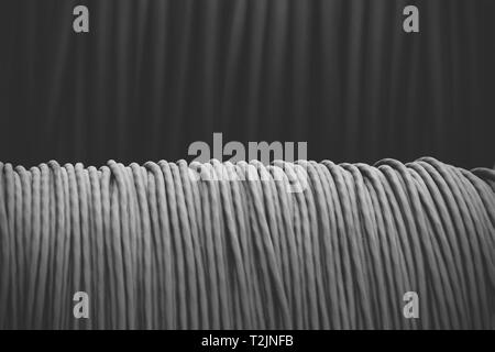 Elektrische Kabel in schwarz Isolierung close-up, Schwarz und Weiß Foto Stockfoto