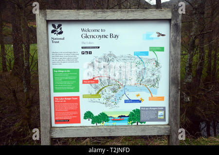 Holz- Information Board in der National Trust Parkplatz am Glencoyne Bucht im Nationalpark Lake District, Cumbria, England, UK. Stockfoto