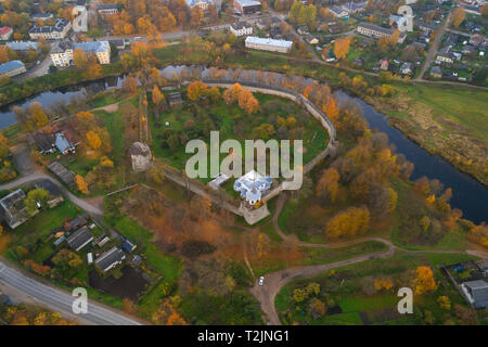 Blick aus grosser Höhe auf die Festung der Stadt Porkhov im Oktober Nachmittag (Luftaufnahmen). Pskow, Russland Stockfoto