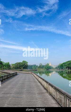 Kandawgyi See oder auch genannt als Königliche See ist eine der schönsten Attraktionen bei Sonnenuntergang oder Sunrise in Yangon, Myanmar (Birma) Stockfoto