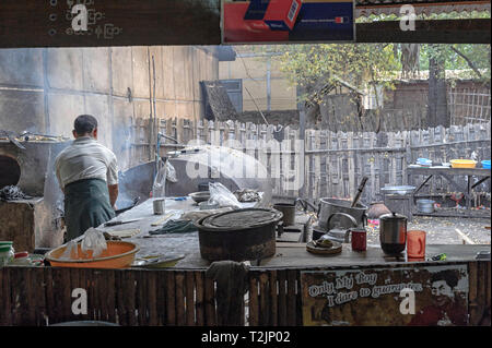 Mann, der im Nyaung U (Nyaung Oo) Marktplatz (Mani Sithu) Restaurant in Nyaung U, in der Nähe von Bagan Myanmar (Burma) kocht Stockfoto