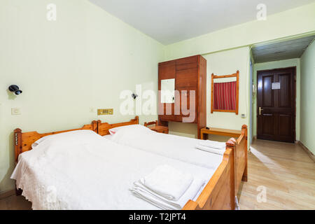 Einfaches Hotel, Zimmer mit zwei Einzelbetten Stockfoto