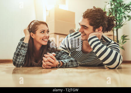 Das junge Paar zieht in ein neues Haus. Sie ruhen nach bringt Boxen mit Sachen in Ihre neue Heimat. Stockfoto