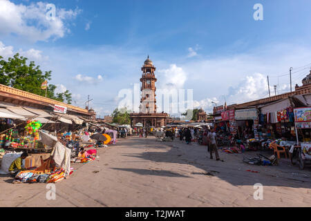 Viel beschäftigte Menschen, um Sadar Markt mit dem ghanta Ghar, Uhrturm, in Jodhpur, Rajasthan, Indien Stockfoto