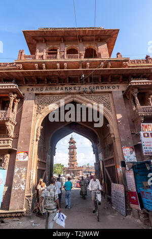 Viel beschäftigte Menschen, um Sadar Markt Tor und Ghanta Ghar, Uhrturm, in Jodhpur, Rajasthan, Indien Stockfoto