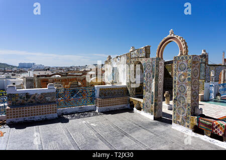 Terrasse mit bunten Mosaiken in Tunis, Tunesien. Stockfoto