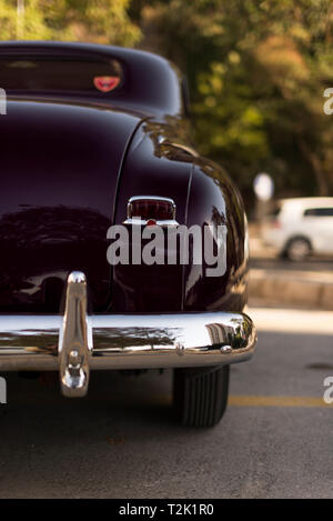 Izmir, Türkei - 23 September, 2018: Die Rückseite des dunklen Rot Schwarz gefärbt, Plymouth 1948 Deluxe. Stockfoto