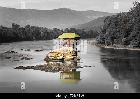 Selektive Farbe eines berühmten drina Haus, ein wenig bunte Hütte auf der Mitte des Flusses in Bajina Basta Stockfoto