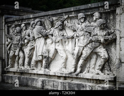 Relief (schmutzig) auf dem Denkmal der sowjetischen Armee in Svidník (2. Weltkrieg). Slowakei, Europa. Stockfoto