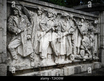 Relief (schmutzig) auf dem Denkmal der sowjetischen Armee in Svidník (2. Weltkrieg). Slowakei, Europa. Stockfoto