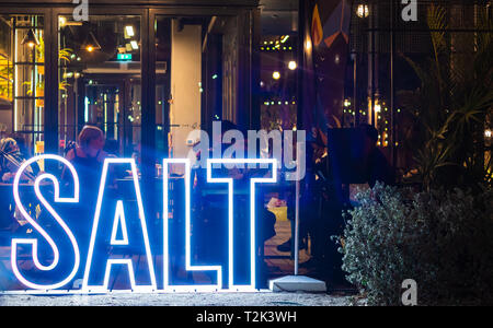 Dubai, Vereinigte Arabische Emirate, Salt Restaurant in La Mer Strand bei Nacht Stockfoto