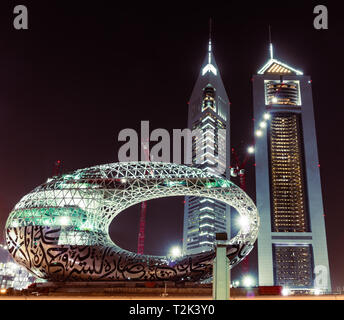 Dubai, Vereinigte Arabische Emirate; 1. April 2019; moderne Museum der Zukunft im Bau, Emirates Towers in der Nacht. Stockfoto