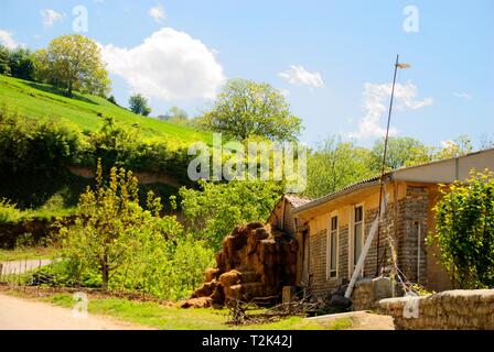 Ein Ziegelstein Kinderbett beaside einer Straße entlang zum Grün bedeckte bergige unter der natürlichen Sonne und blauer Himmel Stockfoto