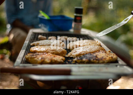 Es gibt sechs Halbe gebackene runde Burger mit einigen Pilz Schichten bbq Einstieg in einen Ofen zu Holz Stockfoto