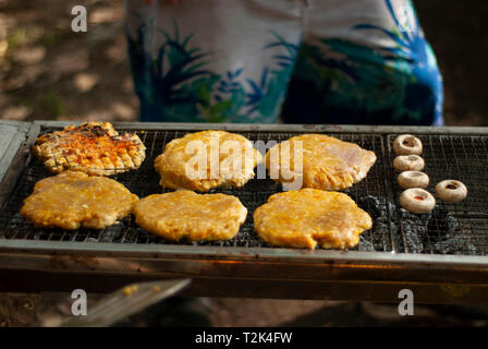 Es gibt sechs Halbe gebackene runde Burger mit einigen Pilz Schichten bbq Einstieg in einen Ofen zu Holz Stockfoto