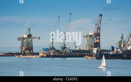 Industrielle Versand Kräne im Hafen von Tarent, Italien, Apulien Stockfoto