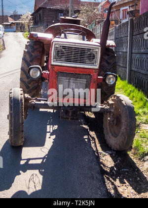 Old Red rusty landwirtschaftlichen Traktor Stockfoto