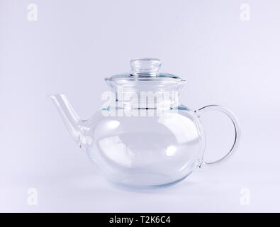 Leere transparente Teekanne auf weißem Hintergrund Stockfoto