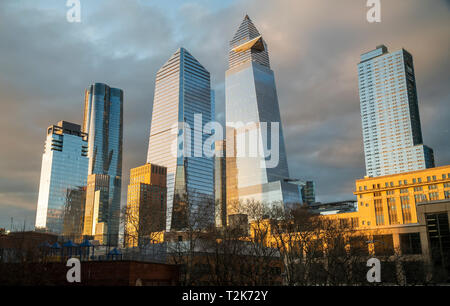 10 Hudson Yards, Mitte, 30 Hudson Yards, rechts, und andere Entwicklung rund um die Hudson Yards in New York am Sonntag, den 31. März 2019. (Â© Richard B. Levine) Stockfoto