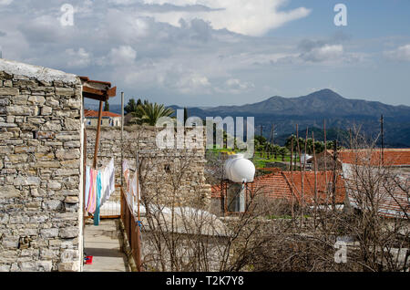 Straße und einen malerischen Blick von Pano Lefkara Dorf. Zypern. Februar 2019 Stockfoto