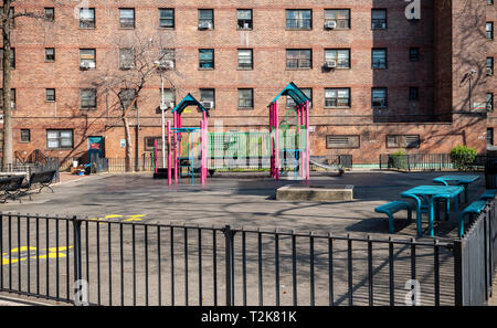 Ein Kinderspielplatz in der massiven NYCHA Elliot Häuser Komplex von Wohnungen in Chelsea in New York ist am Samstag, März 30, 2019 gesehen. (Â© Richard B. Levine) Stockfoto