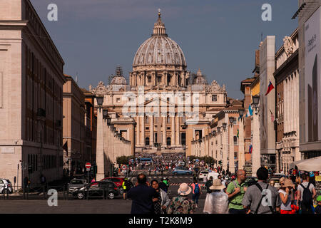 Via della Conciliazione, die bis zur Päpstlichen Basilika St. Peter im Vatikan (Italienisch: Eucharistiefeier Basilica di San Pietro in Vaticano) Stockfoto