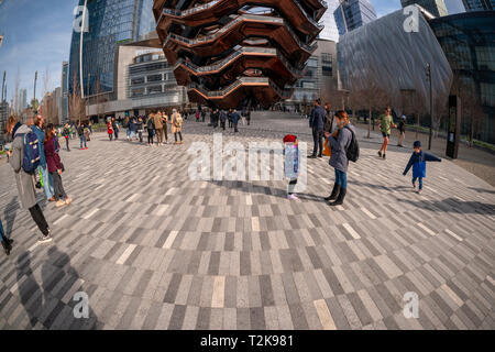 Horden von Besucher strömen auf das Schiff in den Hudson Yards Entwicklung in New York am Donnerstag, 29. März 2019. Einzelhändler, einschließlich der Neiman Marcus Kaufhaus, öffneten ihre Geschäfte in der Entwicklung, die auf einer Plattform über der Westseite railroad Yards gebaut wurde. Büro-, Wohn-, öffentlichen Raum und Verkaufsfläche umfasst in der ersten Phase Was ist wohl die teuerste Bauprojekt aller Zeiten in den USA gebaut (© Richard B. Levine) Stockfoto