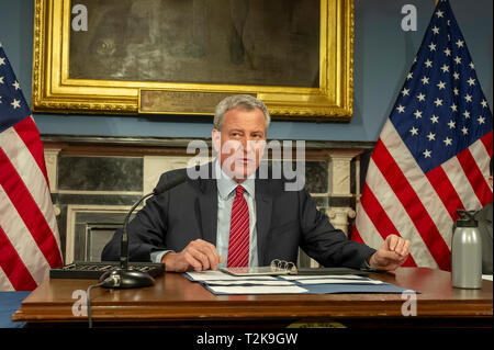 New York Bürgermeister Bill De Blasio, in einer Rechnung, die für die Intro. 1329-A, zum Schutz der Arbeitnehmer in der gewerblichen Abfälle Industrie bezogen, im Blauen Zimmer in New York City Hall, am Montag, 18. März 2019. Der Bürgermeister kam vor kurzem von New Hampshire, wo er kündigte an, dass er sich entscheiden würde, ob er für den Präsidenten ooner anstatt später' ausführen. (Â© Frances M. Roberts) Stockfoto