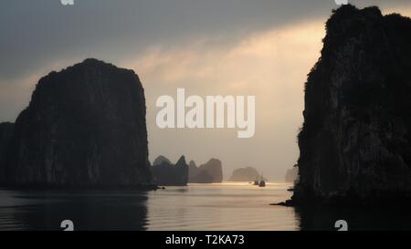 Halong Bay, Vietnam Bootsfahrt bei Sonnenuntergang Stockfoto