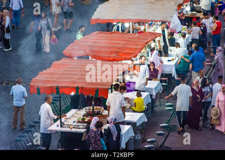 Marrakesch, Marokko, 3. SEPTEMBER 2018: Lokale Street Food Geschäfte im Djemaa el Ventilator Marktplatz bei Nacht Stockfoto