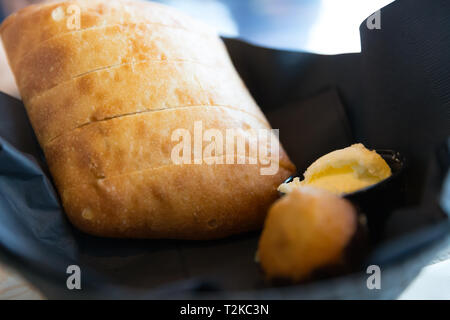 Scheiben Italien Brot auf der Schüssel, aus der Nähe. Stockfoto