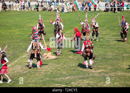 VARVARA, Bulgarien - 24. MÄRZ 2019: Moment von Nationalen Festival Derwisch Varvara präsentiert Traditionen des bulgarischen Kuker Spiele. Künstler präsentieren die Stockfoto