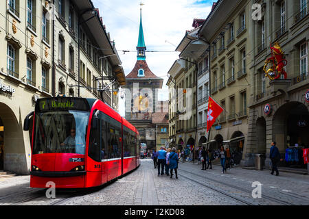 Bern, Schweiz - 10. Mai 2016: Einkaufsstraße in der alten mittelalterlichen Stadt Bern, Schweiz. 1983 In der historischen Altstadt im Zentrum von Bern, Stockfoto