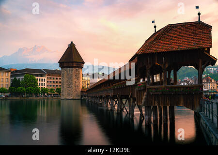 Schönen historischen Stadtzentrum von Luzern mit berühmten Kapellbrücke und Vierwaldstättersee in Luzern, Schweiz Stockfoto