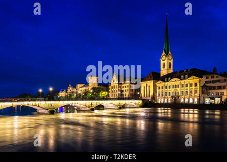 Nacht Blick auf das historische Stadtzentrum von Zürich mit berühmten Fraumunster Church und den Fluss Limmat in Zürich, Schweiz. Stockfoto