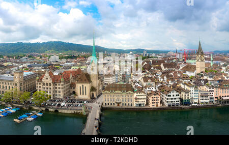 Luftaufnahme der historischen Stadt Zürich mit Fraumunster Church und den Fluss Limmat in Zürich, Schweiz. Stockfoto