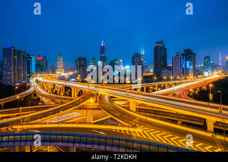 Shanghai Elevated Road Junction und interchange Überführung in der Nacht in China. Stockfoto