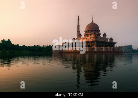 Putra-moschee bei Sonnenaufgang in Putrajaya, Kuala Lumpur, Malaysia Stockfoto